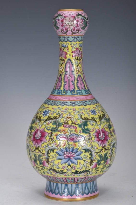Qing Dynasty, Qianlong period, enameled yellow-ground garlic vase - Image 2